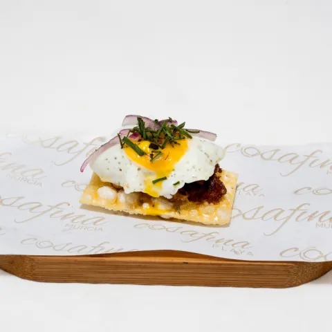 Tosta crujiente de chato murciano, con escabeche de vermut y huevo de codorniz frito