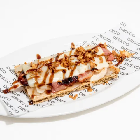 Crujiente de maíz, tartar de salmón con mostaza, coronado con huevas
