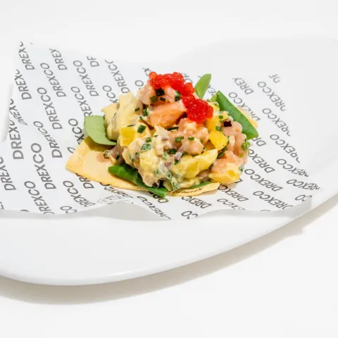 Cebolla caramelizada, pechuga de pollo a la plancha, bacon y queso, sobre tostada crujiente, coronado con cebolla crujiente y reducción de vinagre de Módena