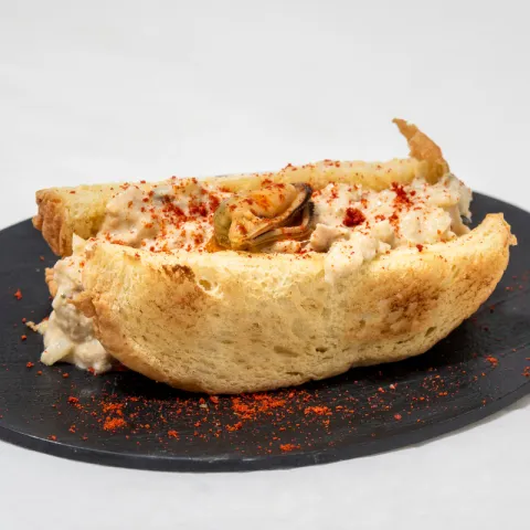 Pan brioche relleno de ensaladilla de mejillones en escabeche