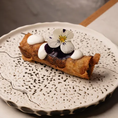 Canuto de carrillera crujiente con salsa de queso Mahón