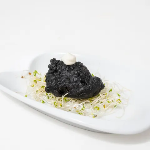 Buñuelo de choco con una cama de ajonesa