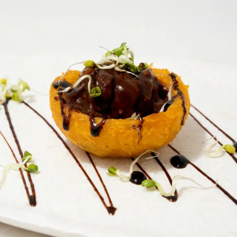 Nido de patata con albóndiga en su jugo, palomitas y torreznos ibéricos