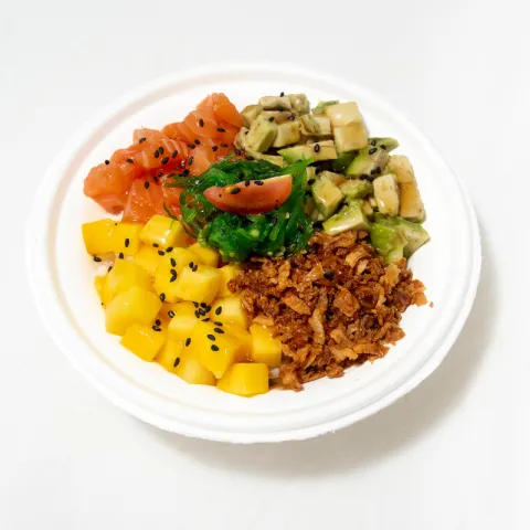 Salmón, aguacate y mango sobre arroz aliñado con ponzu y unagi, acompañado de wakame y cebolla crujiente