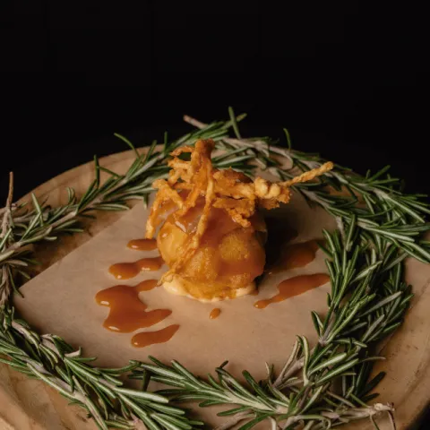 Buñuelo de boniato relleno de brandada de lubina, con lomo curado, salsa miso no yaki con sake y mirin y crujiente de boniato