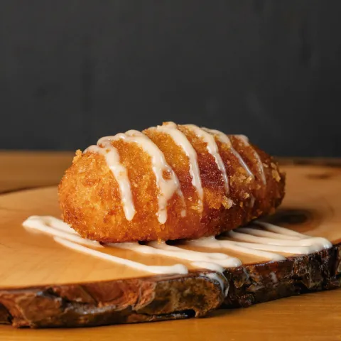 Croquetón de sepia y sobrasada con alioli de ajo asado y miel
