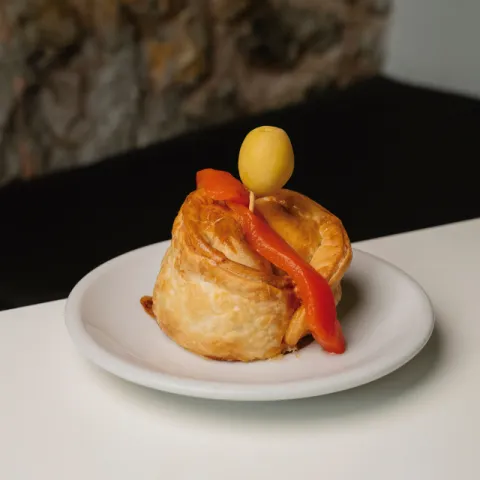 Pastel de atún con queso, cebolla, pimiento asado al horno y masa de hojaldre