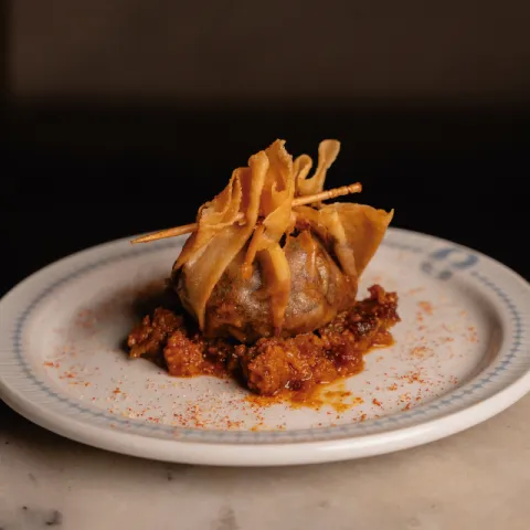 Relleno de sopas mallorquinas sobre alioli de sopas y sobrasada