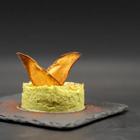 Hummus de aguacate y garbanzos con crujiente de boniato