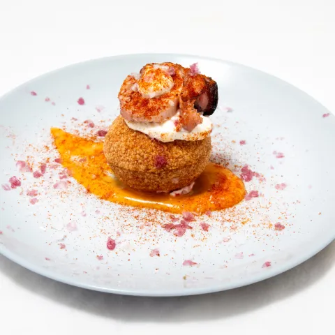 Bola de pani puri, rellena con ensaladilla con pulpo picado y coronado con pulpo