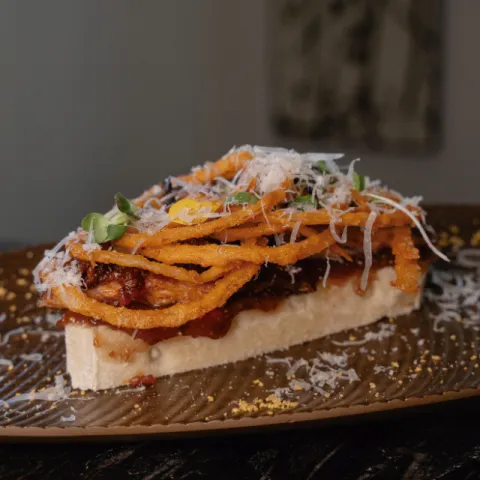 Focaccia de pluma ibérica con confitura de higos, sobrasada y miel, cebolla frita al pimentón y nube de parmesano