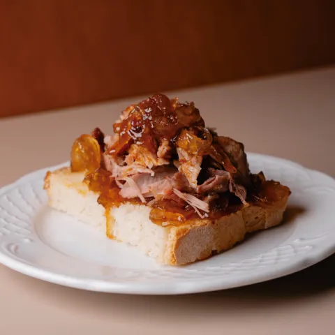 Codillo desmenuzado con cebolla caramelizada y sobrasada 