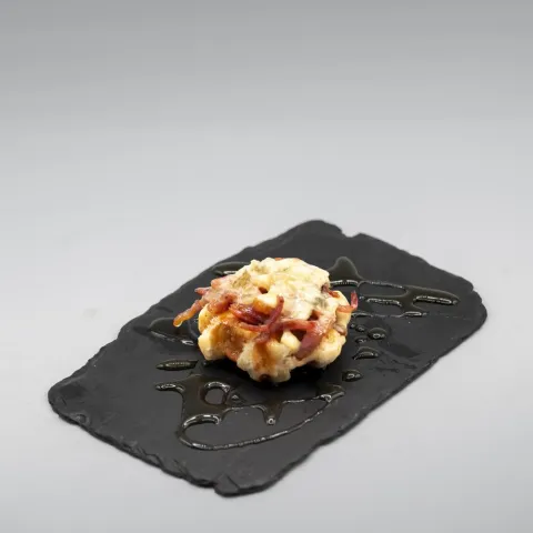 Mini gofre de bacon y queso