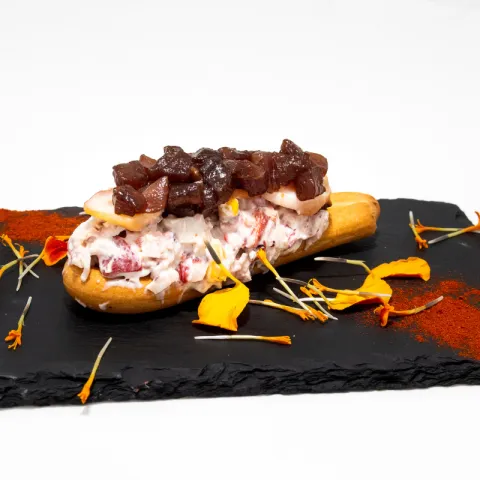 Rosquilla con ensaladilla de pulpo al horno, manchada con taquitos de atún rojo