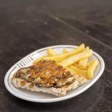 Tosta con oreja de cerdo crujiente con salsa brava
