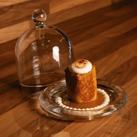 Reinterpretación del pionono salado de guiso mallorquín, con salsa reducida y alioli caramelizado crujiente