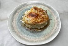 Ensaladilla de langostinos, huevo frito y pimentón