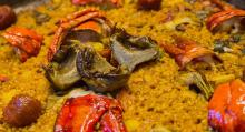 Paella de 'guiri', con alcachofas y bogavante, del Paella Bar Boqueria