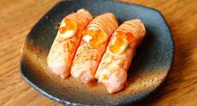 Nigiri de salmón braseado by Nozomi Sushi Bar