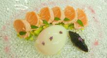 Tataki de salmón, huevo a baja temperatura y wasabi fresco