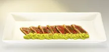 Maguro tataki: tataki de atún con crema de aguacate
