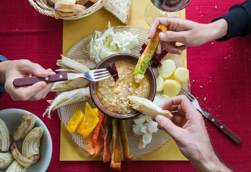 Bagna cauda, la 'fondue' italiana ideal para dipear 