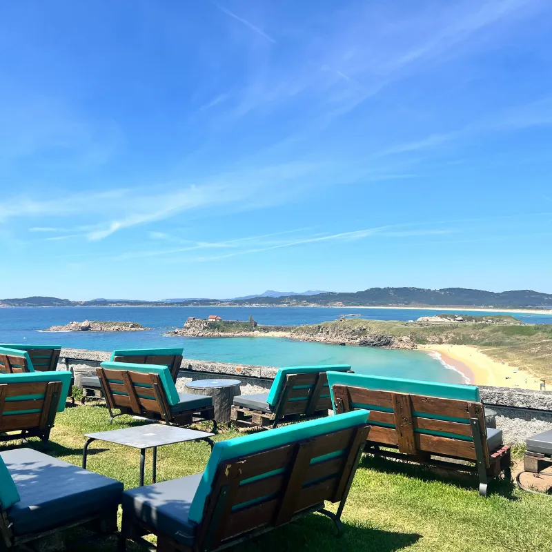 Verano en las Rías Baixas: seis destinos para comer, brindar y disfrutar frente al mar 