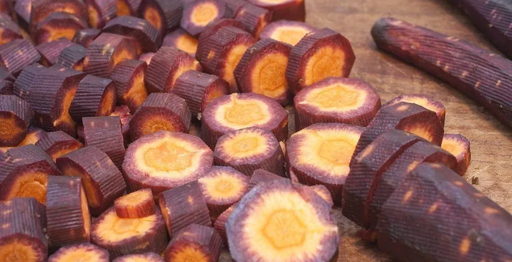 Zanahoria morada, saludable y más auténtica que la de color naranja Zanahoria morada, saludable y más auténtica que la de color naranja