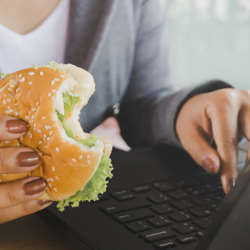 Estrés y comida: cómo el cortisol cambia tu apetito