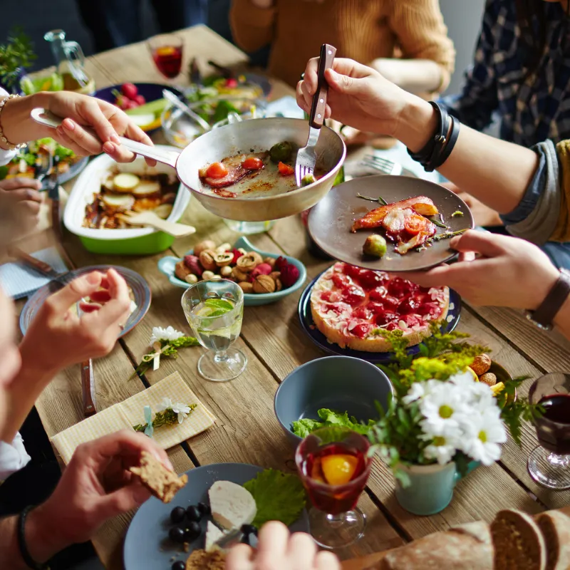 La mesa compartida como hábito saludable: comer mejor empieza por reunirse