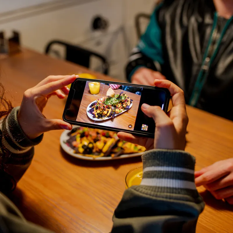 Gastro-ansiedad: cómo las redes sociales han cambiado nuestra relación psicológica con la comida estética