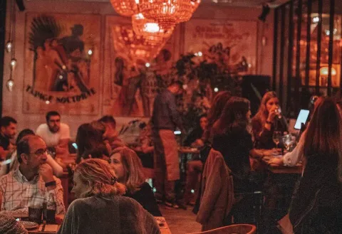 Makkila: te contamos cómo son las cenas con música en directo del restaurante madrileño de moda Makkila: te contamos cómo son las cenas con música en directo del restaurante madrileño de moda