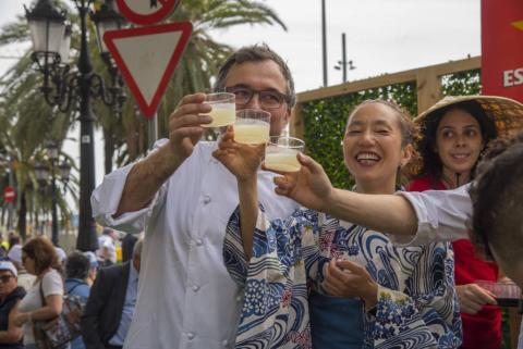 Dos Palillos culmina su décimo aniversario con una gran fiesta en La Rambla