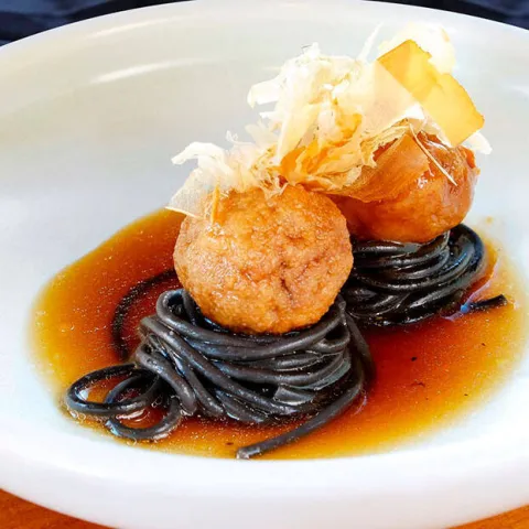 Albóndigas de tarantelo glaseadas en fondo de tomate frito de la casa Albóndigas de tarantelo glaseadas en fondo de tomate frito de la casa