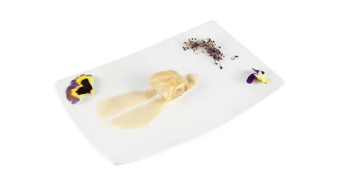 Crujiente relleno de secreto y jamón ibérico con cebolla al Oporto sobre cremoso de ajo asado Crujiente relleno de secreto y jamón ibérico con cebolla al Oporto sobre cremoso de ajo asado