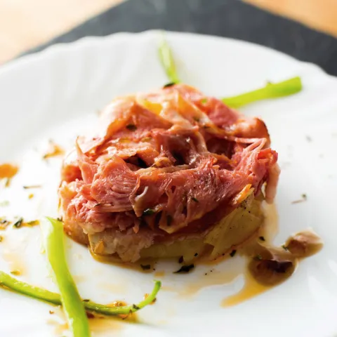 Lacón sobre coixí de patates amb vinagreta de Xeres