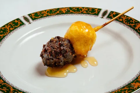 Brocheta de morcilla y queso cebreiro