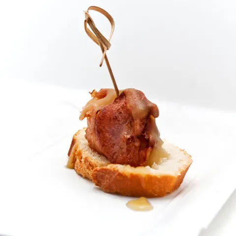 Pintxo de plàtan, bacó i salsa de poma