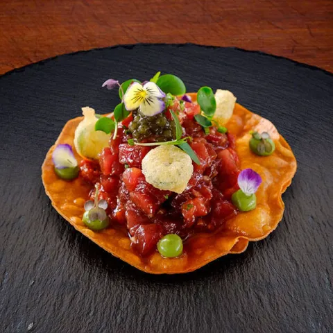 Atún sobre tosta de maíz mexicana, esfera de wakame y confitura de tomate y jengibre Atún sobre tosta de maíz mexicana, esfera de wakame y confitura de tomate y jengibre