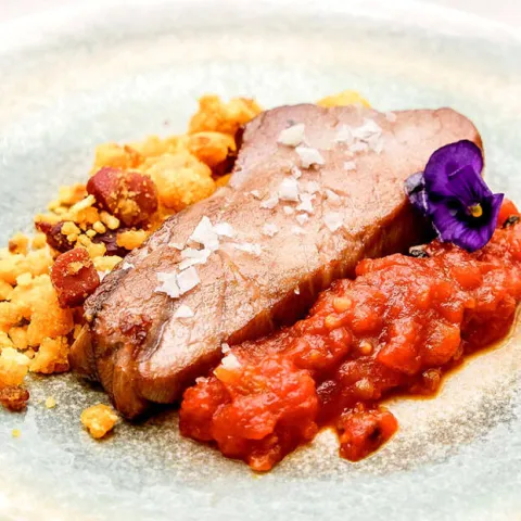 Solomillo de atún con tomate picante sobre migas ibéricas Solomillo de atún con tomate picante sobre migas ibéricas