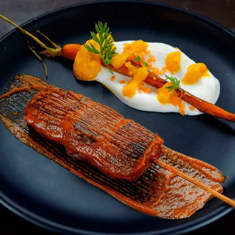Corazón de atún rojo maridado en especias de origen andino, zanahoria encominada y yogurt ahumado Corazón de atún rojo maridado en especias de origen andino, zanahoria encominada y yogurt ahumado