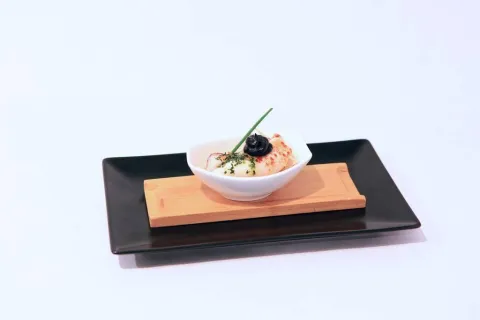 El Calamar Farcit d'Hummus de Cigrons amb Maionesa de Tinta Negra