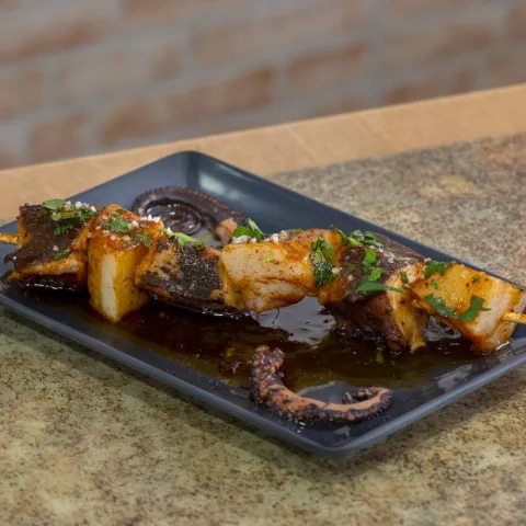 Brocheta de pulpo y patata a la trufa