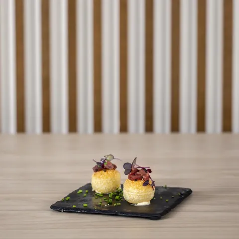Panipuri con sashimi de atún y togarashi