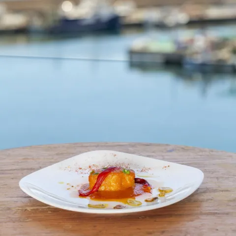 Taco de bacalao confitado, salsa de cebolla, pimiento asado y emulsión de pilpil