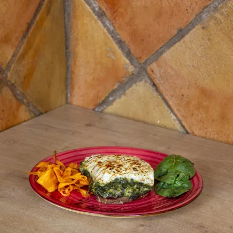 Tosta de espinacas con rulo de cabra, bechamel y boniato frito