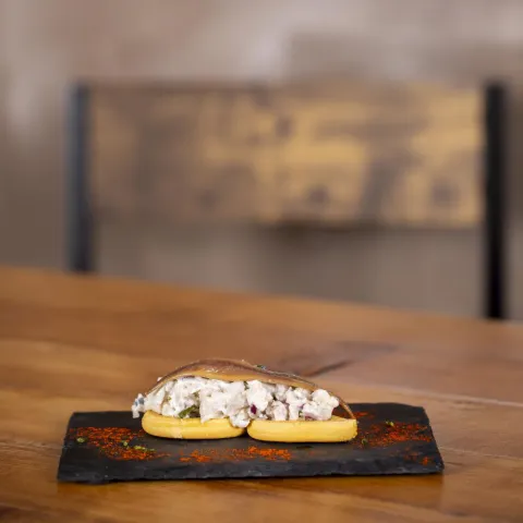 Ensaladilla rusa y anchoa sobre rosquilla El Tunel de Alhama