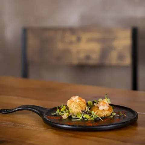 Bolita de patata rellena de ajocolorao y ahumados