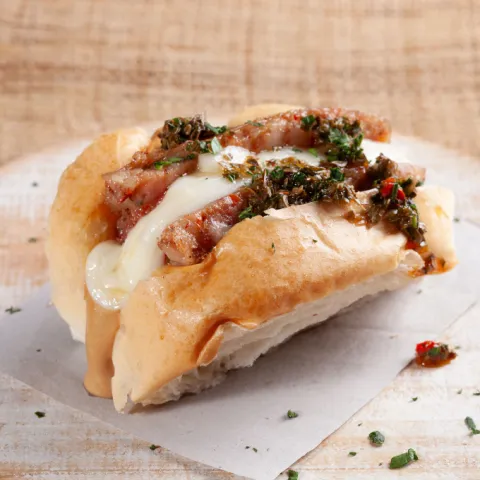 Pan artesano con chorizo criollo argentino, chimichurri casero, queso provolone y mayonesa de carne.