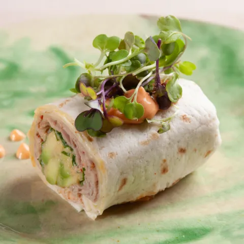 Bocado de roast beef con mayonesa de kimchi, rúcula y aguacate.